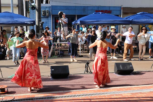 燕芸祭で出演者と一緒に見物客もフラに挑戦
