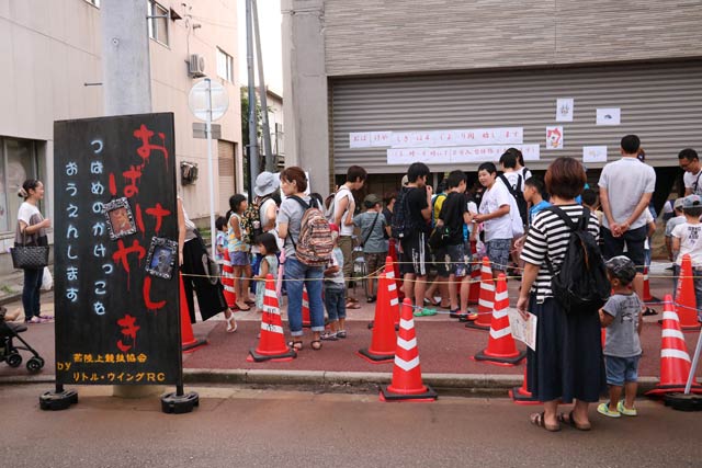  行列のできる人気のおばけやしき
