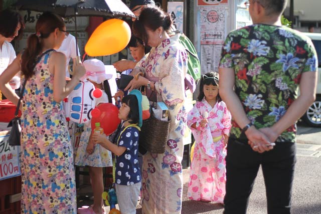  浴衣の来場も多く昭和感も