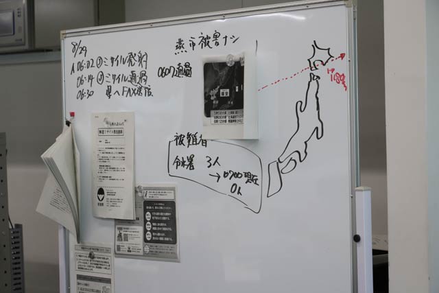  弾道ミサイル発射の情報や対応を記した防災課のホワイトボード