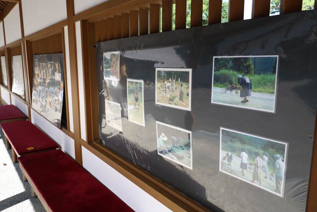  角田山妙光寺で開かれている斉藤文夫写真展「消えゆく故郷のお盆」