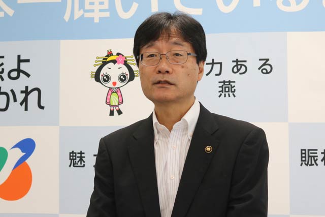 定例記者会見を行う鈴木市長
