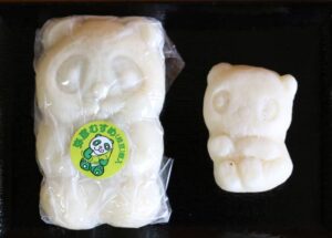 左がふつうのパンダ焼き、右が上野動物園のパンダの赤ちゃん誕生にちなんだベビーパンダ焼き