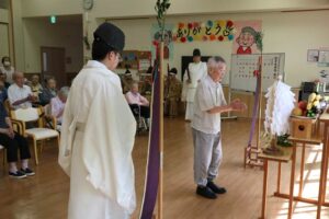 神職が施設へ出向いて高齢者の敬老長寿を祈る