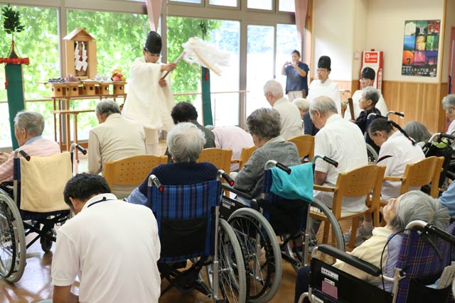  西蒲原神道青年会が弥彦ケアセンターあおぞらで敬老長者祭