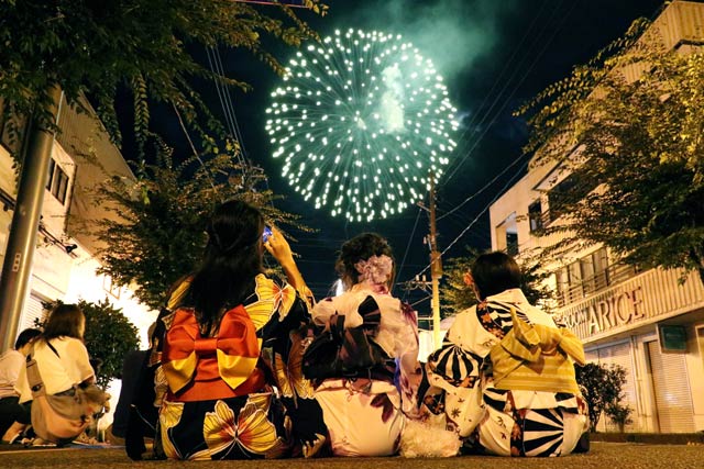 青海神社の秋季祭礼で浴衣で奉納花火を見物