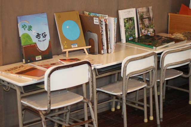  図書館が選書してステージえんがわに設置したスコップにまつわる本