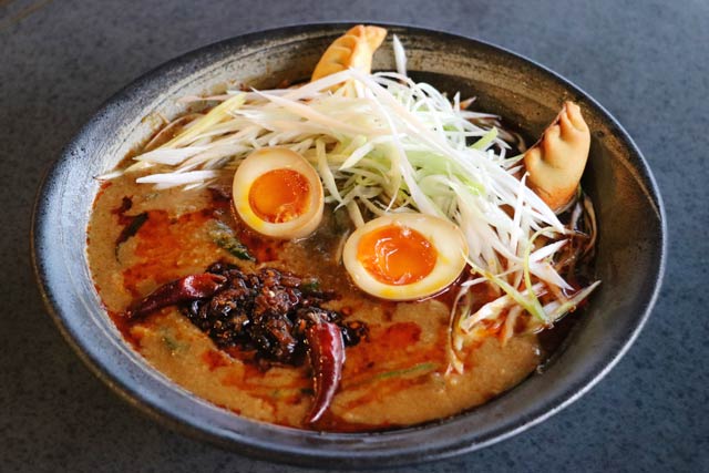  「レストハウス華苑」が発売した鬼担々麺