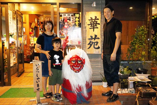 店舗前の石像も鬼に変身