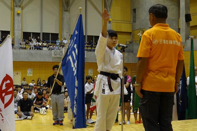  第13回市民総合体育祭総合開会式で選手宣誓する三条市空手道連盟の中学1年土田夏来選手