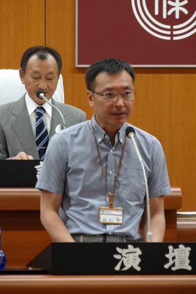 提案説明を行う国定市長