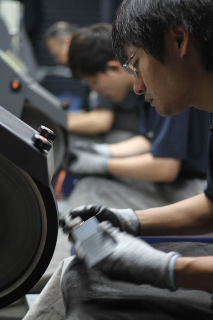 研磨作業に集中する職人
