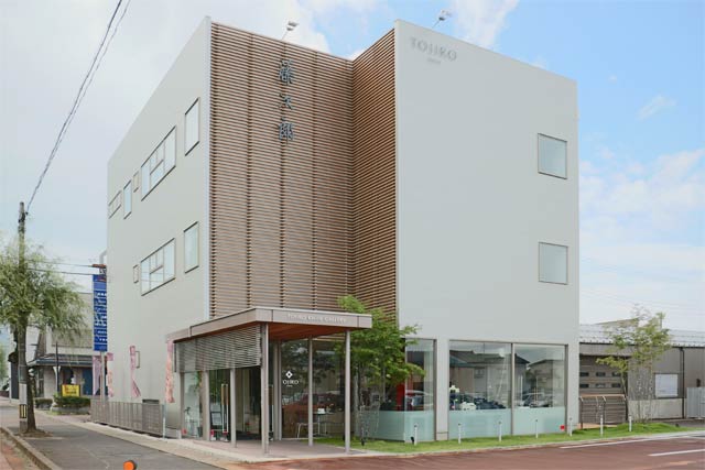 弥彦へ向かう弥彦街道に面した藤次郎ナイフギャラリー