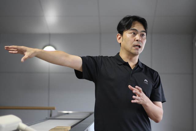オープンファクトリーのガイドを担当する小川さん