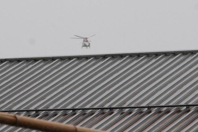 7日午前10時20分にステージえんがわから見えた捜索のヘリコプター