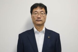 燕市長選に3選を目指して出馬表明した鈴木市長
