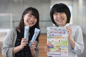 燕市交通公園でのツバメルシェのちらしとデザインコンテスト参加者にプレゼントするツバメルシェの「うmy棒」