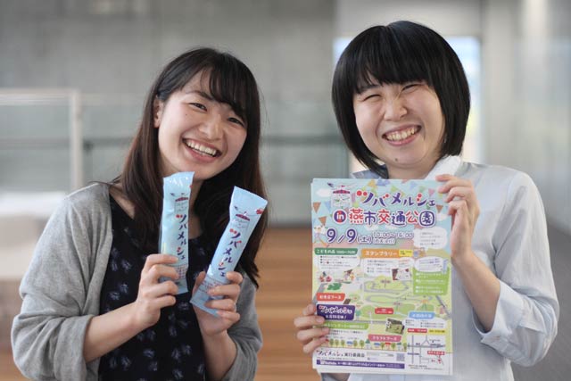 燕市交通公園でのツバメルシェのちらしとデザインコンテスト参加者にプレゼントするツバメルシェの「うmy棒」
