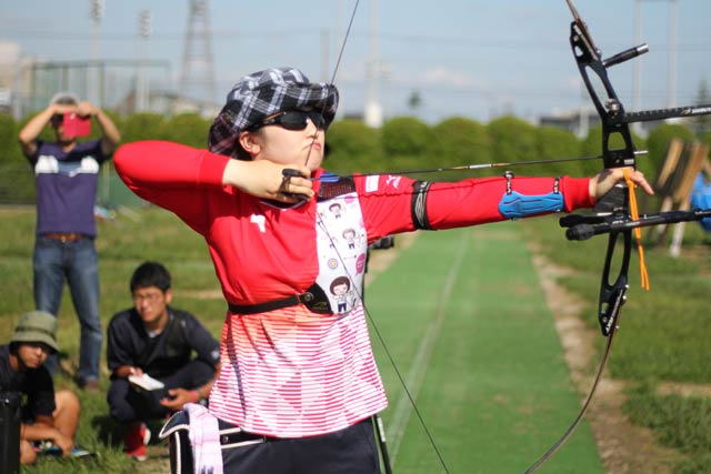 燕市で開かれたアーチェリー講習会で講師を務めた中村美樹選手