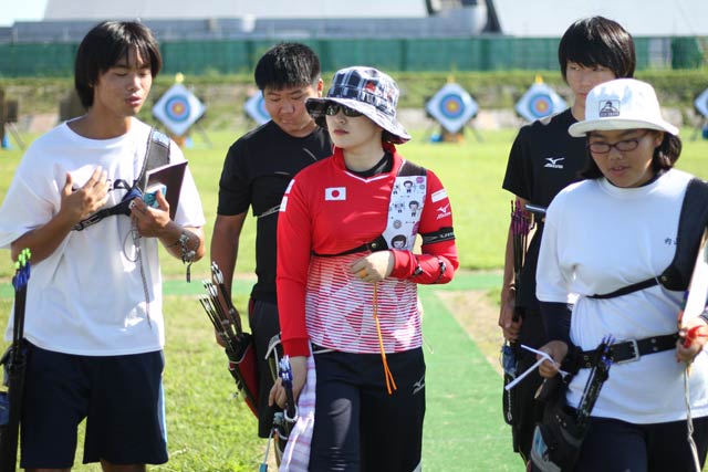 歩きながら高校生の質問に答える中村選手