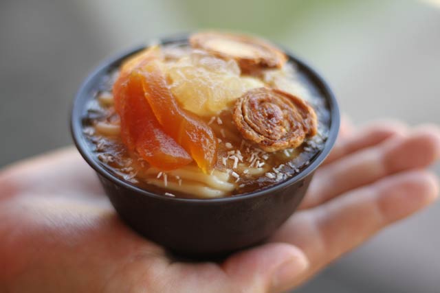 燕市の若者がメンバーの燕ジョイ活動部が企画した「ラーメンスイーツ」も販売