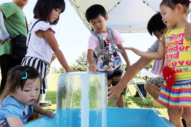 氷柱で涼をとる