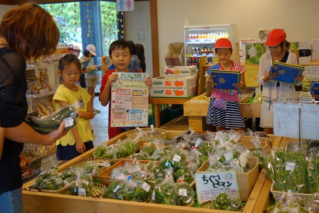 大島小2年生が調べたことを須頃小2年生に発表