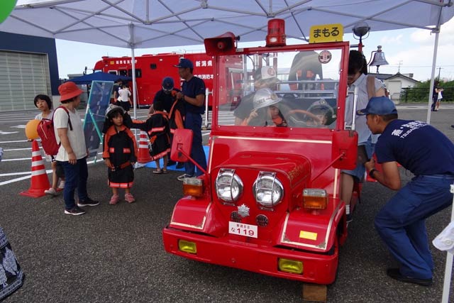 ミニ消防車「まもる君」に試乗