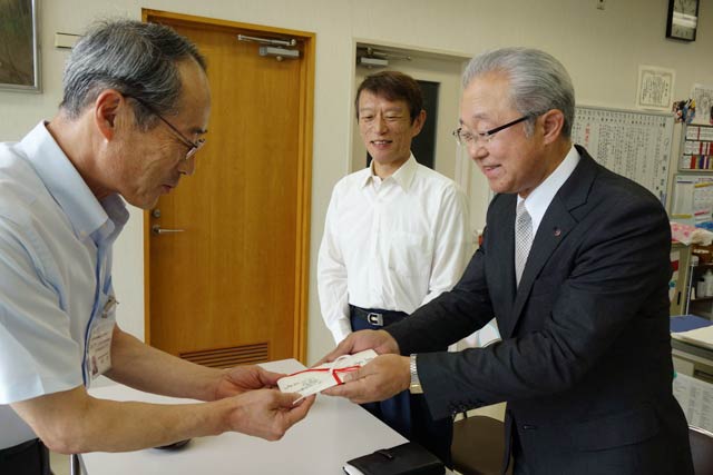 左から渡辺事務局長、矢部副支部長、石川支部長