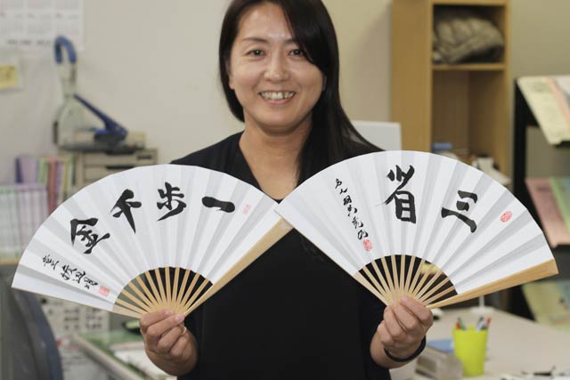 左が渡辺竜王の扇子、右が羽生二冠の扇子