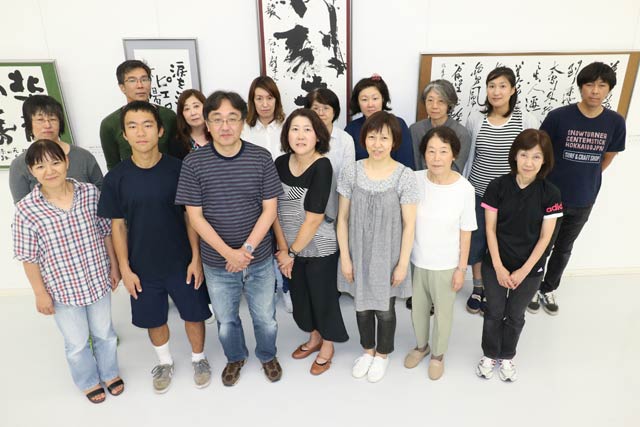 洗心書院主催の木原さん（前列左から3番目）と展示作業に参加した教え子と一緒に