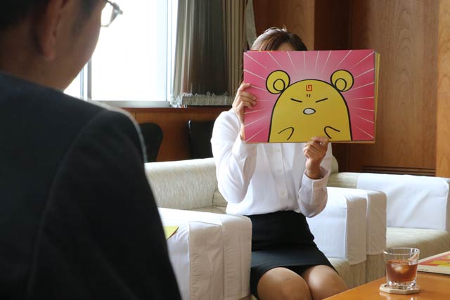 国定市長に紙芝居を披露
