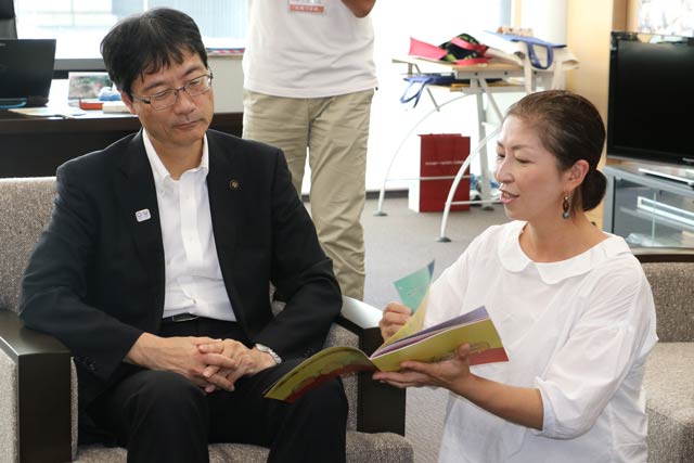 鈴木市長に絵本の読み聞かせ