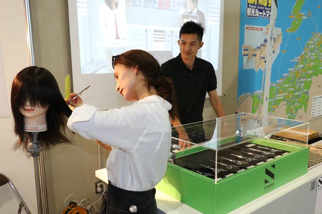 燕三条地場産業振興センターでシゲル工業による家庭用品理美容ばさみの展示・相談会