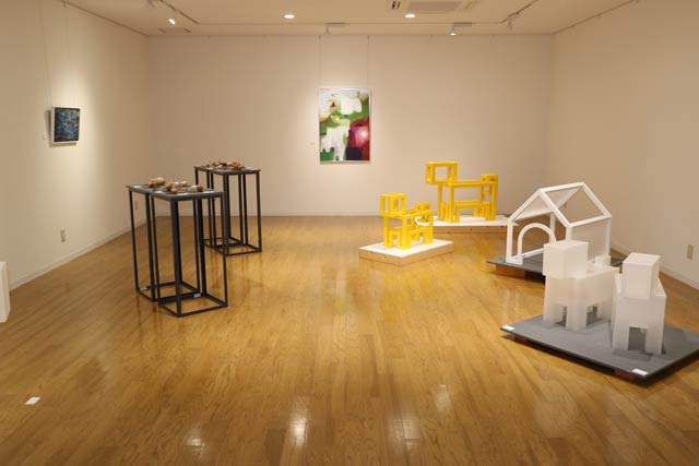 立体作品を中心に展示する会場