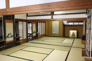 三条別院で初めて開かれている御虫干し展