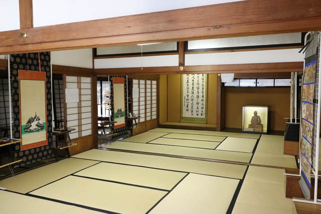 三条別院で初めて開かれている御虫干し展