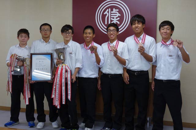 全国中学校水泳競技大会の400mフリーリレーで3位に入賞した三条市立第一中学校水泳チーム