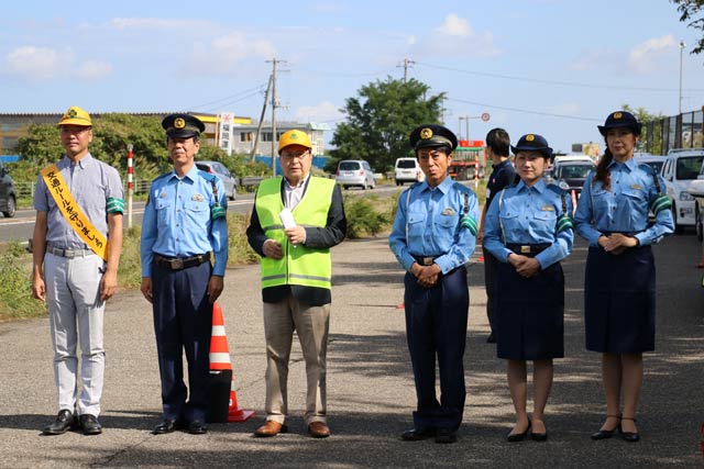 左から国定市長、斉藤三条署長、加藤三条市交通安全協会会長、さとちん電波隊