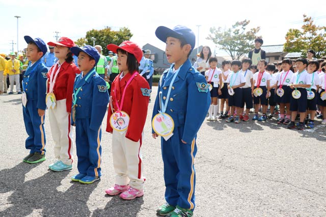 交通安全宣言を行うきららおひさまこども園の年長児