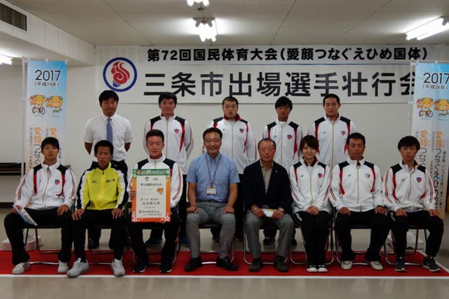 三条市出場選手壮行会の主席者で記念撮影