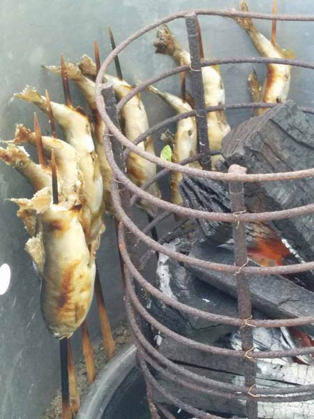 1匹300円で販売するアユの塩焼き