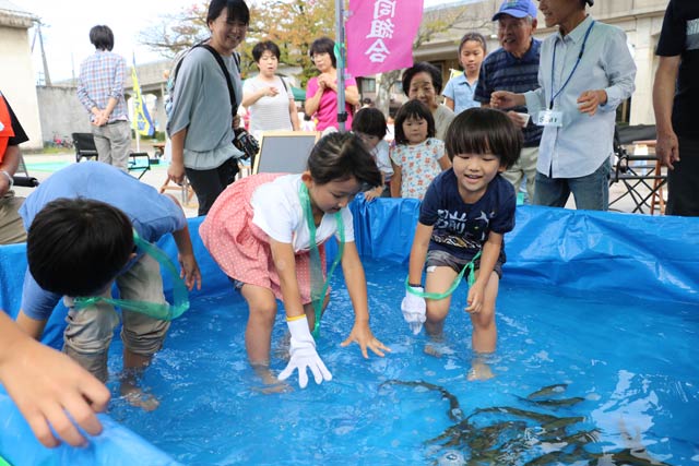 ステージえんがわで開かれた「秋祭り～五十嵐川のめぐみ～」のアユのつかみどり