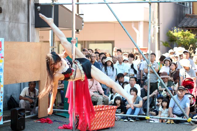 ストリートポールアーティストめりこさん