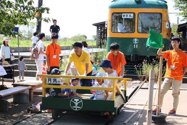 かぼちゃ電車保存会が月潟駅でかぼちゃ電車開放とトロッコ乗車体験