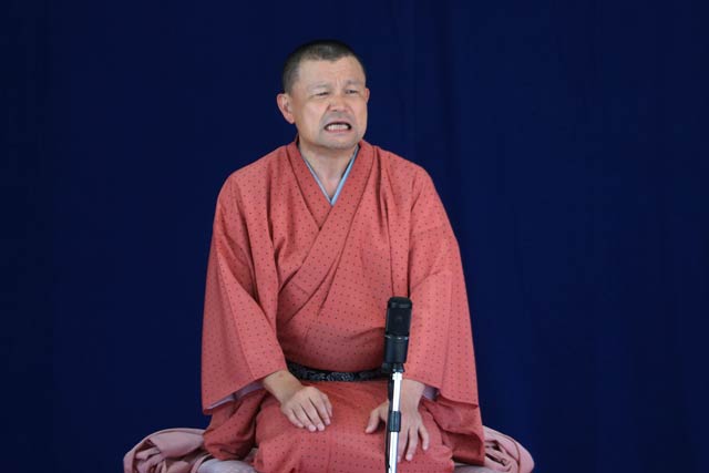 燕東幼稚園で落語を披露する林や彦いちさん