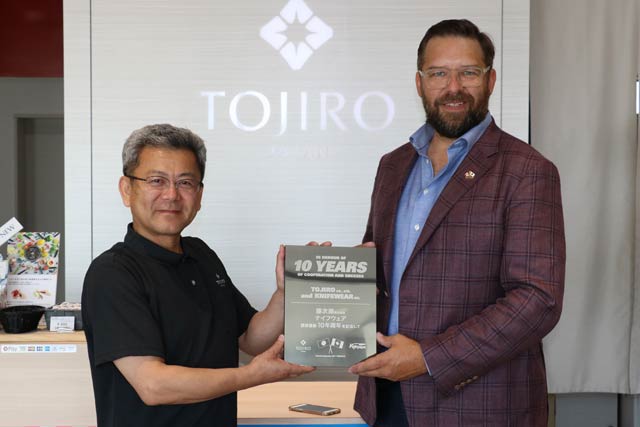 藤次郎の藤田社長に10周年の記念の盾を手渡すナイフウェアCEOのケビン・ケントさん