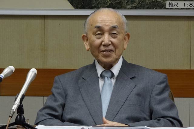 記者会見する小池市長