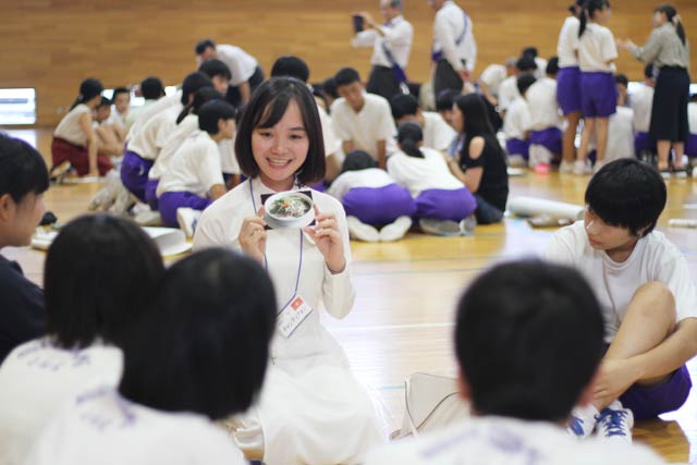 燕ロータリークラブが燕中2年生を対象にロータリー米山記念奨学会の奨学金を受けている留学生との異文化セミナー