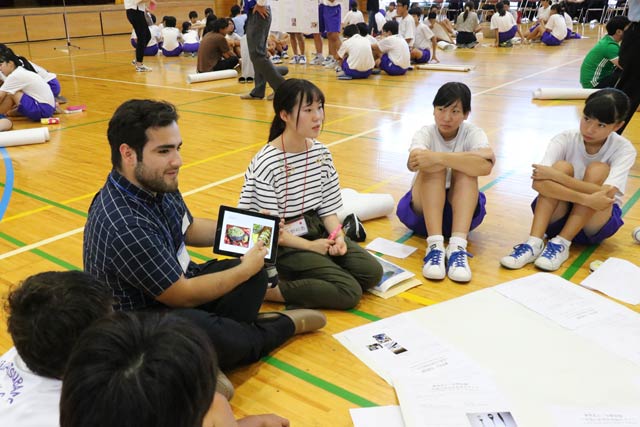 燕ロータリークラブが燕中2年生を対象にロータリー米山記念奨学会の奨学金を受けている留学生との異文化セミナー